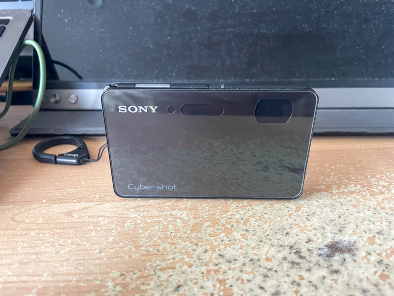 Sony Cyber-shot DSC-TX300V】2024年9月のオールドコンデジ（屈曲式レンズ）Wi-Fi機能と防水・防塵・耐低温性能を搭載しCarl  Zeiss Vario-TessarズームレンズでFHD撮影（60p）可能なCMOSセンサー機 | TO BE CONTINUED